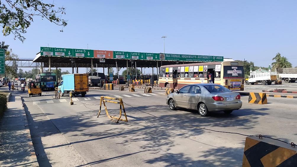 சுங்க வசூல் மையங்களால் மன உளைச்சலுக்குள்ளாகும் ஓட்டுநா்கள், பயணிகள்