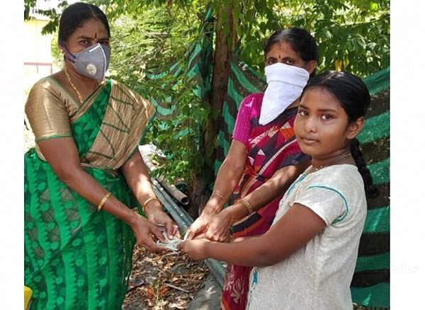 பெற்றோருக்கு தலா ரூ.1,000 நிவாரணம்: அரசுப் பள்ளி ஆசிரியைகளின் செயலால் கிராம மக்கள் நெகிழ்ச்சி