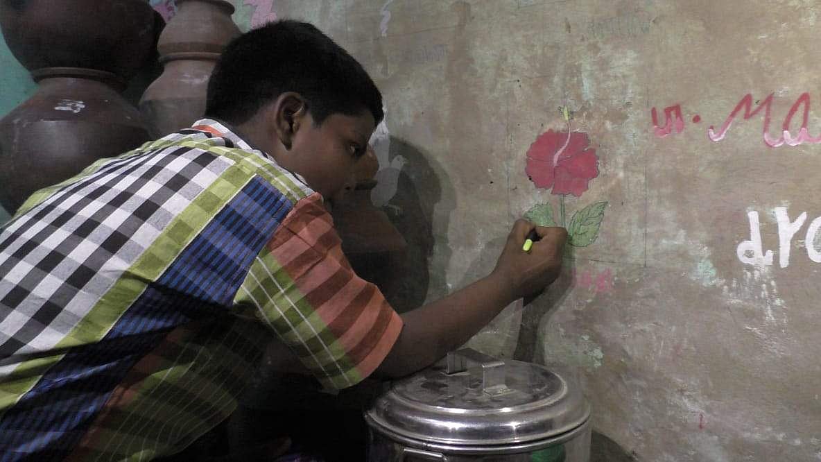 குடிசையை ஓவியங்களால் அலங்கரிக்கும் பள்ளி மாணவன்: திறமைக்கு வறுமை தடையல்ல