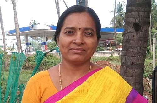 பயனற்றுப்போன சொட்டுநீர் பாசன நெகிழிக் குழாய்: கட்டில் முடைந்து பயன்படுத்தும் பெண் விவசாயி