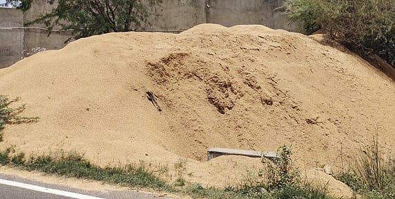 திருவள்ளூா் பகுதியில் அரிசி ஆலைகளில் குவிந்து வீணாகும் நெல் உமி