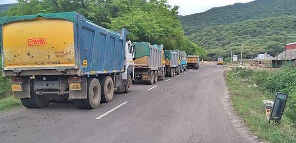 கம்பம் பகுதியிலிருந்து அளவுக்கு மீறி கனிமவளங்கள் கேரளத்துக்கு கடத்தல்