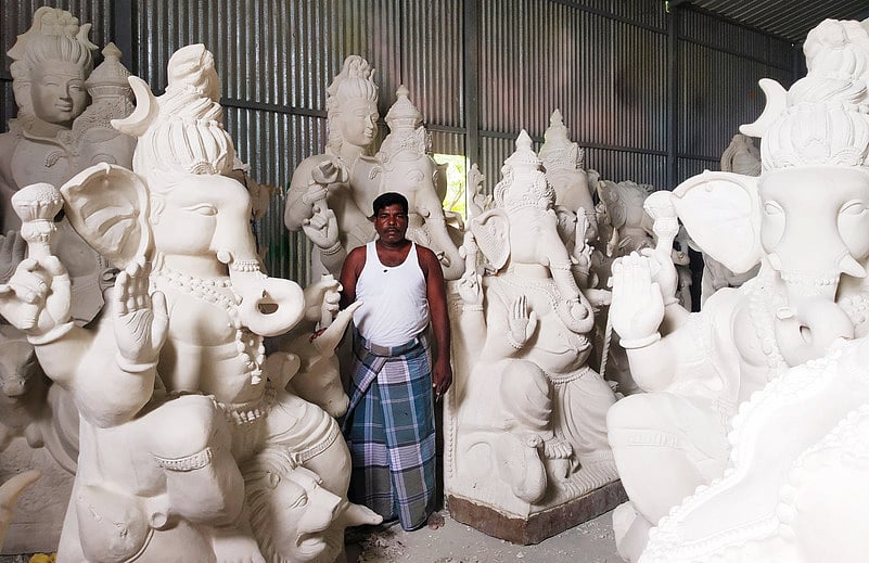 காஞ்சிபுரத்தில் 2 ஆயிரம் காகிதக்கூழ் விநாயகா் சிலைகள் விற்பனை முடக்கம்