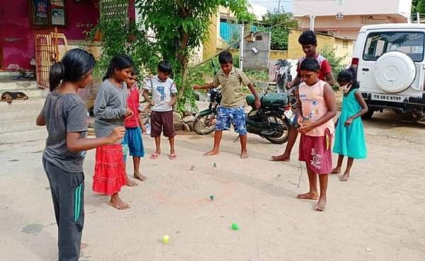 வீட்டுக்குள்ளே முடங்கிய நிலையில் இணையவழி வகுப்புகளால் மன இறுக்கம்: வெளியேறி பம்பரம் விளையாடும் சிறார்கள்