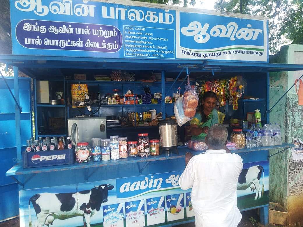 பொதுமுடக்கத்தால் தேநீர் விற்பனை செய்யும் தனியார் பள்ளி பெண் முதல்வர்