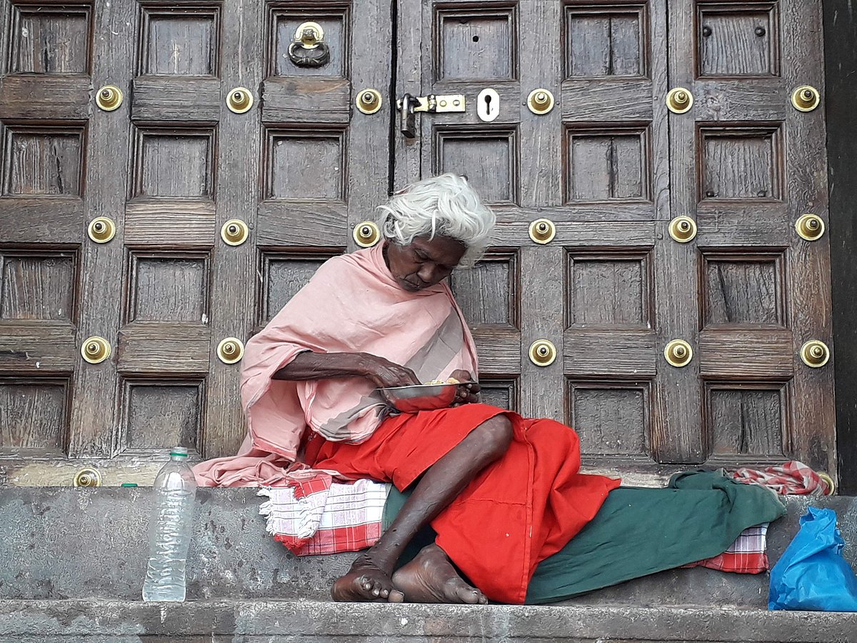 ஆண்டவன் சன்னதியில் 20 ஆண்டுகளுக்கு மேலாக ஓடும் வாழ்க்கை