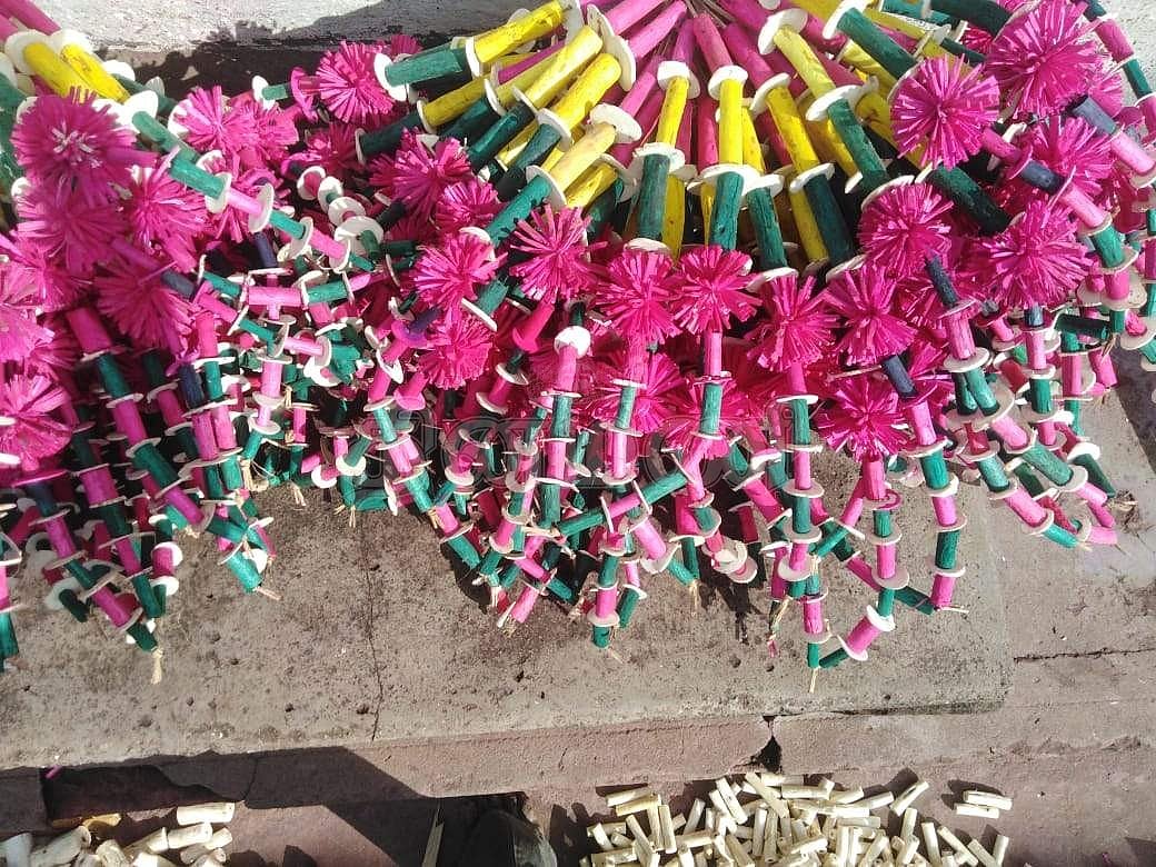 மூன்று மாதங்களாக நெட்டி தக்கை தயாரிக்கும் பணியில் ஒட்டுமொத்த கிராமம்