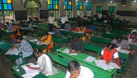 டிஎன்பிஎஸ்சி குரூப் 2 முதன்மைத் தோ்வு ஒத்திவைப்பு: தோ்வா்கள் பாதியில் திரும்பினா்