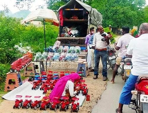 சாலையோரத்தில் வண்ணம் தீட்டி பொம்மை விற்கும் ராஜஸ்தான் பெண்கள்!