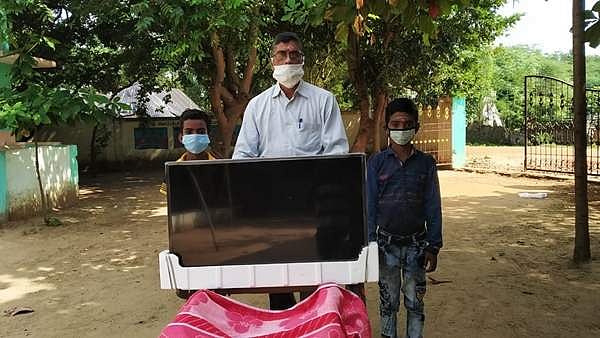 வீடுவீடாகச் சென்று பாடம் நடத்தும் பள்ளி ஆசிரியர்!