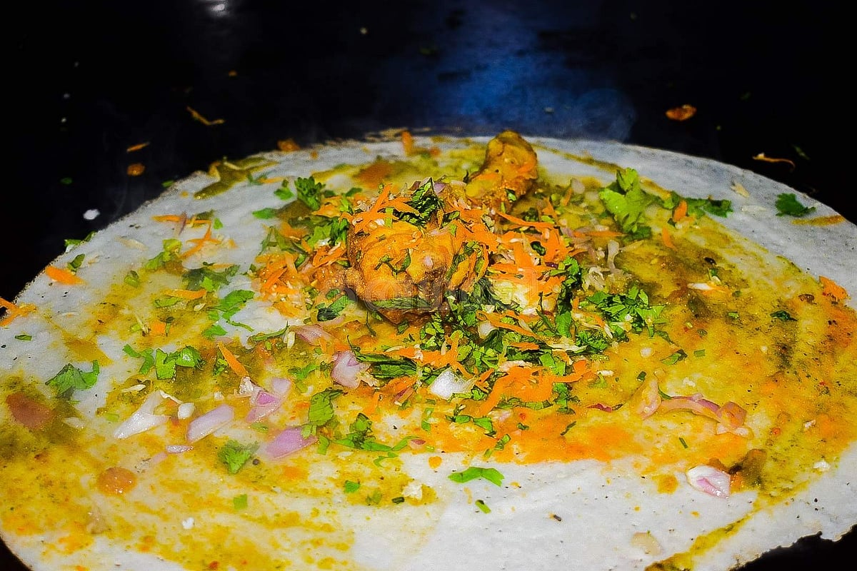 கோவையைக் கலக்கும் பாகுபலி சிக்கன் தோசை