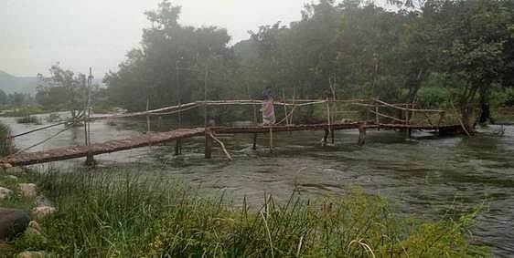 தீவுபோன்று துண்டிக்கப்பட்ட ராகிமானப்பல்லி, போடியப்பனூா் கிராமங்கள்: மோா்தானா கெளன்டண்யா ஆற்றின் குறுக்கே விரைந்து தரைப்பாலம் அமைக்க கோரிக்கை