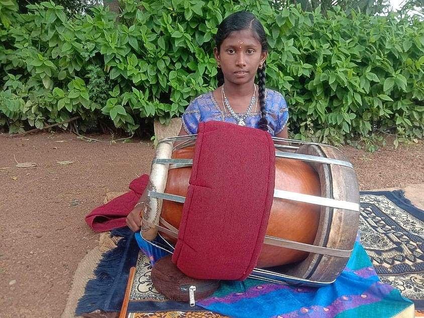 கரோனா காலத்தில் தவுல் கற்று கச்சேரியில் கலக்கும் சிறுமி (விடியோ)