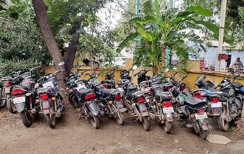 கேட்பாரற்றுக் கிடந்த
8 இருசக்கர வாகனங்கள் பறிமுதல்