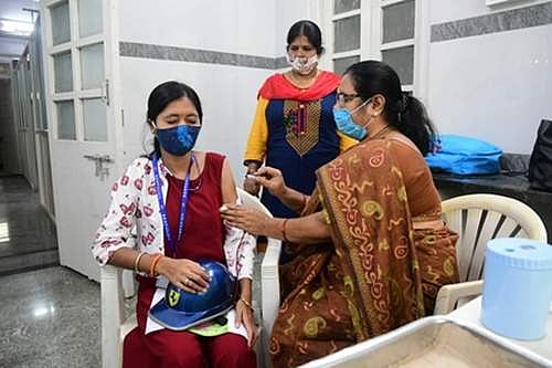 கரோனா தடுப்பூசி, பேரிடரை வெல்லும் பேராயுதமானது எப்படி?