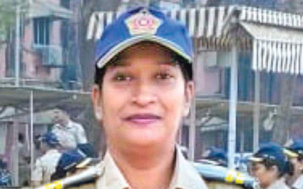 ஐம்பது குழந்தைகளைத் தத்தெடுத்த மும்பை பெண் காவலர்..!