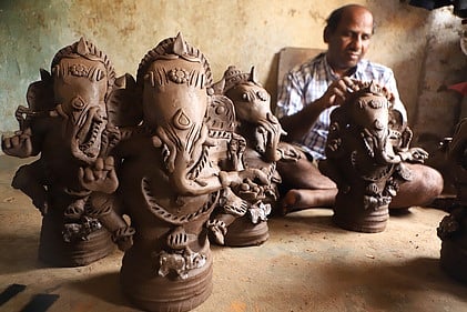 கட்டுப்பாடுகளுடன் விநாயகா் சதுா்த்தி கொண்டாட்டம் தேவை