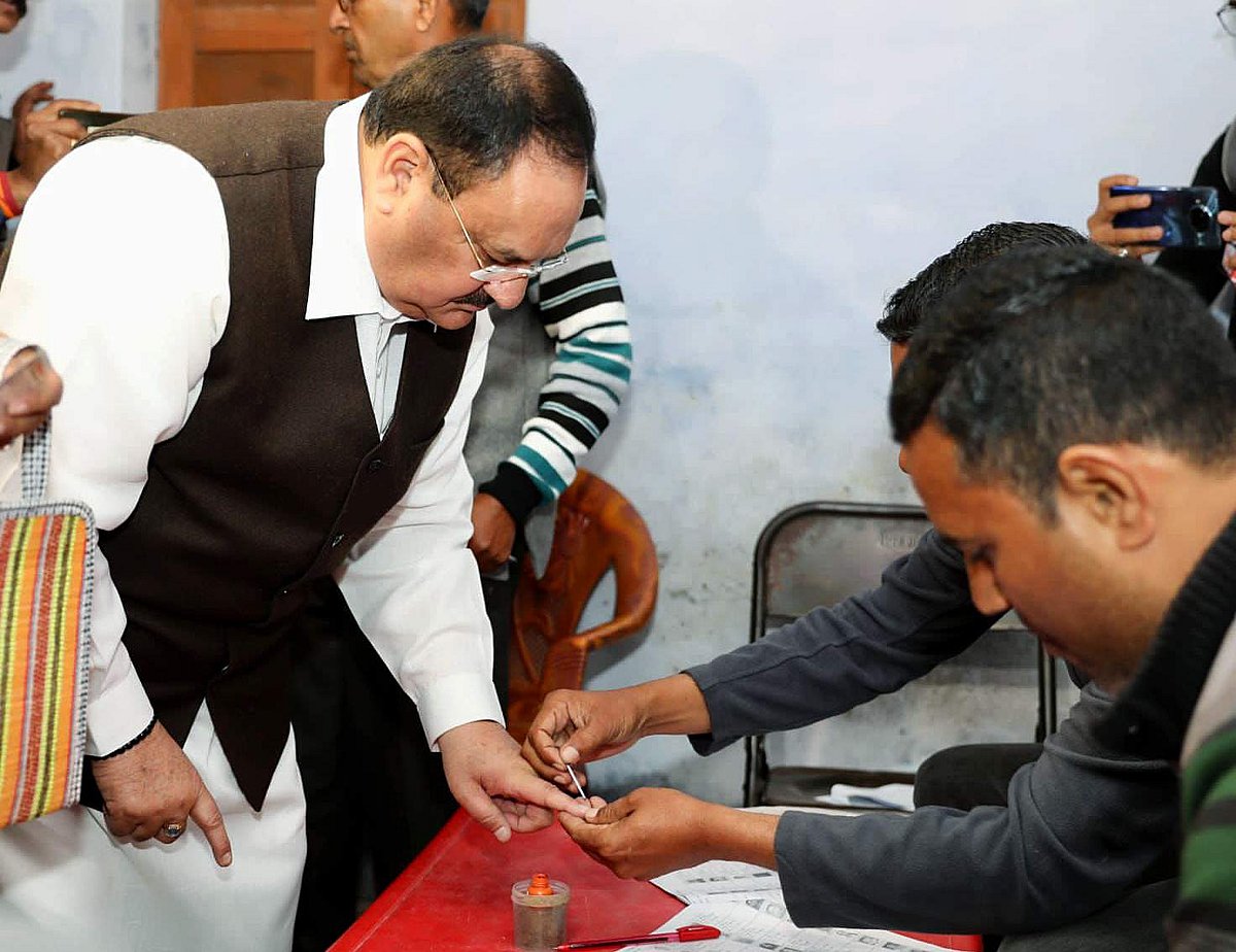 பிலாஸ்பூரில் தனது வாக்கைப் பதிவு செய்தார் ஜெ.பி.நட்டா!