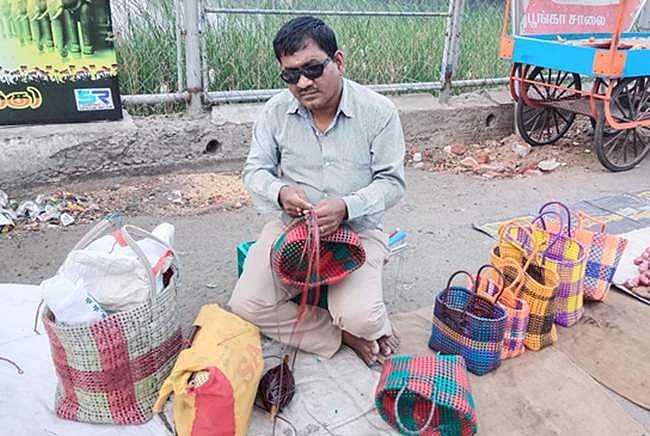 கவிபாடும் கைகள்! எம்ஏ, பிஎட், எம்ஃபில் முடித்துக் கூடை பின்னும் பார்வையற்றவர்!