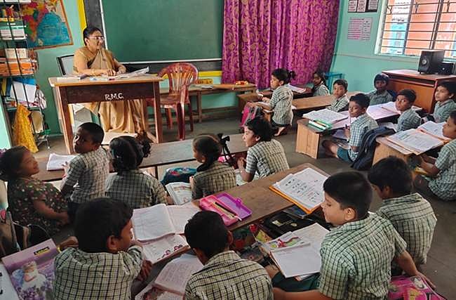 திறன்மிக்க தலைமுறையை உருவாக்கும் அரசுப் பள்ளி ஆசிரியை!