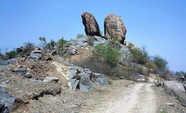 காதல் சின்னமாகத் திகழும் ராஜா - ராணி பாறை!