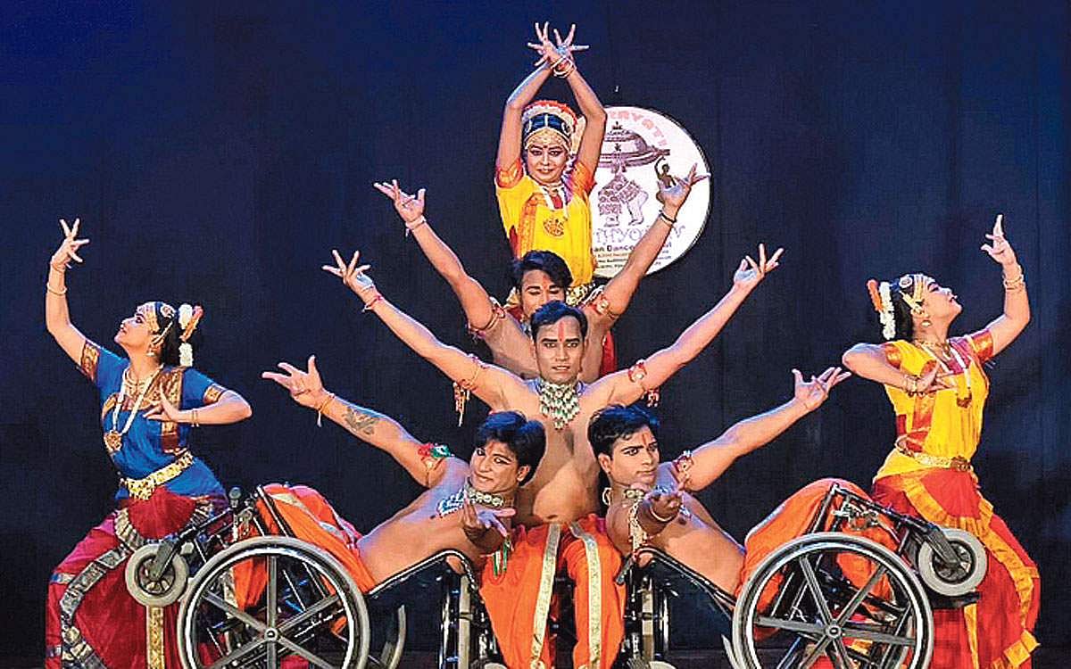 சக்கர நாற்காலியில் அமர்ந்தே நடன நிகழ்ச்சிகள்!