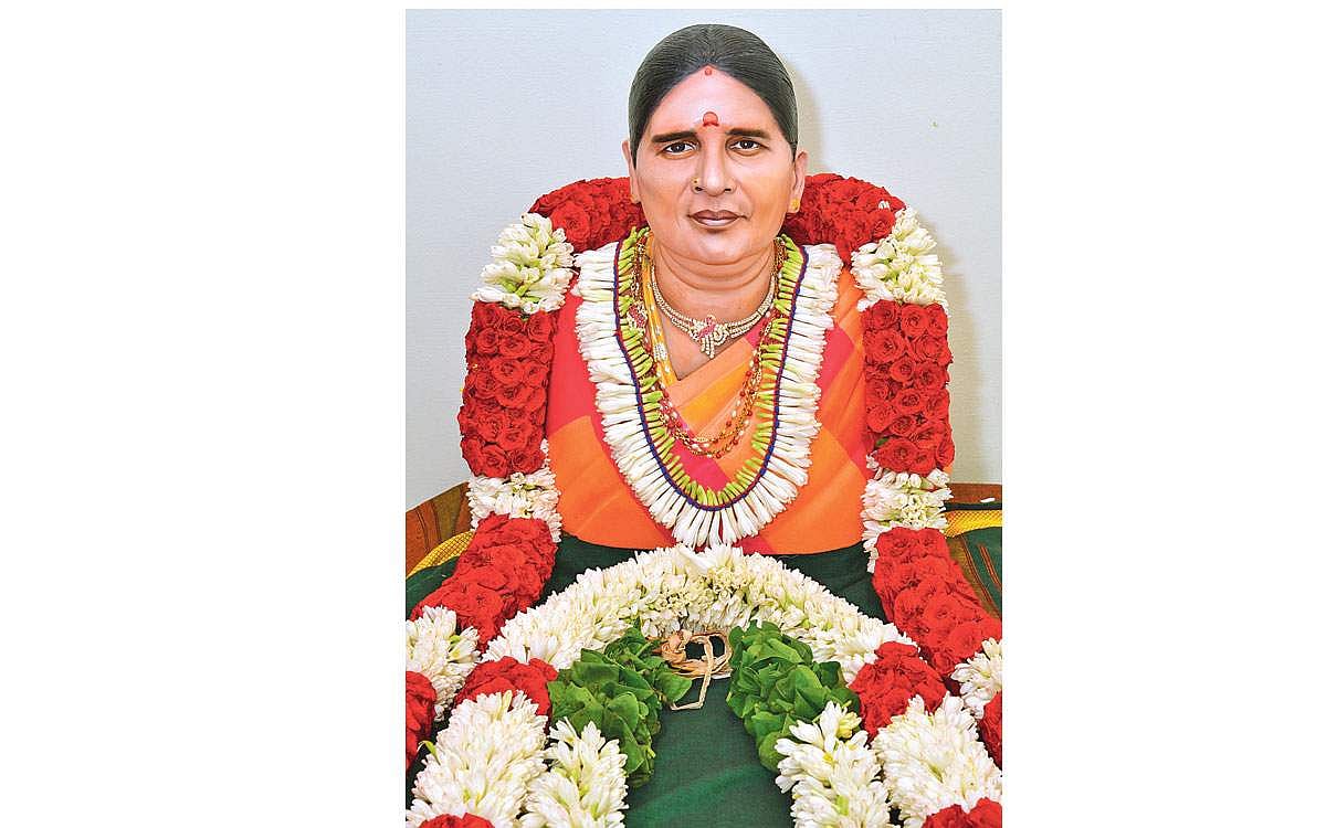 மனைவிக்கு சிலை வைத்த கணவர்