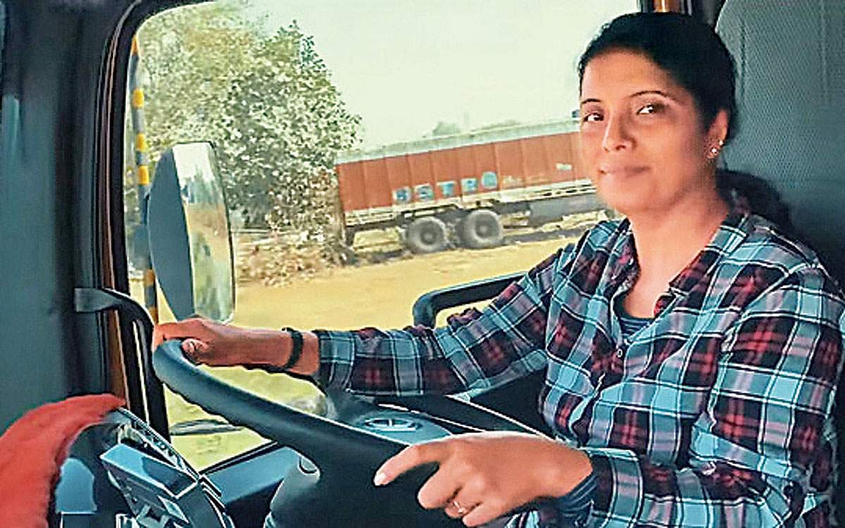 கொச்சி டூ காஷ்மீர் லாரி ஓட்டிய பெண்!
