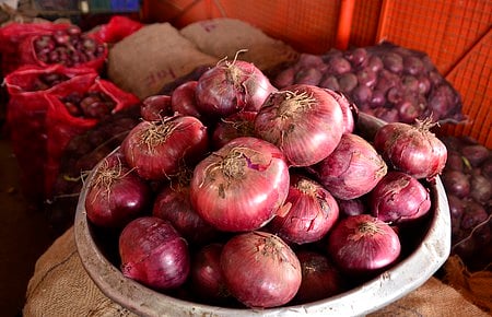 கண்ணீரைத் துடைக்க ஆப்கனிலிருந்து வரும் வெங்காயம்