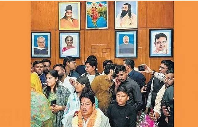 முதல் வேலை இதுதானா? அம்பேத்கர் படத்தை நீக்கி சர்ச்சையான ராஜஸ்தான் அமைச்சர்